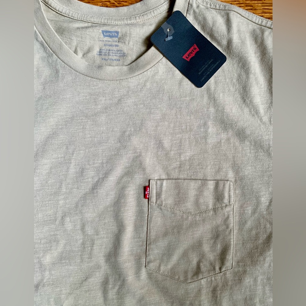 NEW MENS LEVIS T SHIRT
